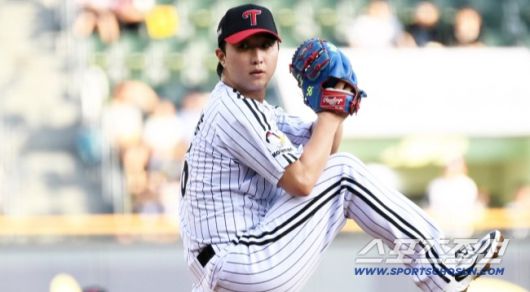 6일 잠실구장에서 열린 LG 트윈스와 두산 베어스의 경기. LG 최채홍이 역투하고 있다. 잠실=박재만 기자 pjm@sportschosun.com/2025.08.06/