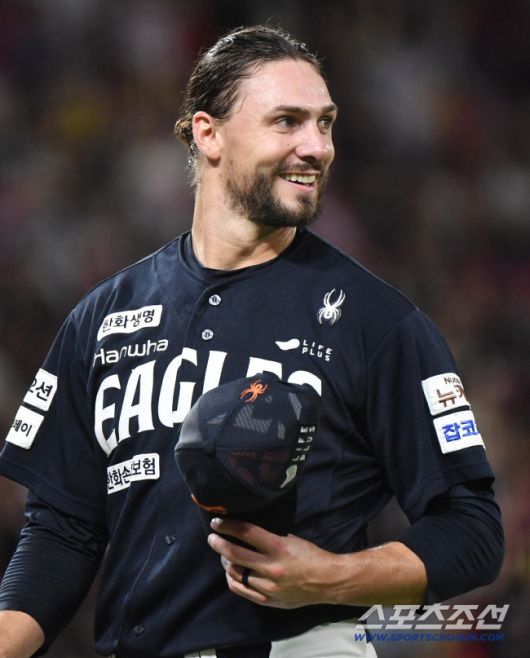 16일 광주 기아 챔피언스필드에서 열린 한화-KIA전. 와이스가 4회말 2사 2루 최형우의 타구를 펜스 앞에서 잡은 이원석을 보며 미소짓고 있다. 광주=정재근 기자 cjg@sportschosun.com/2025.9.16/