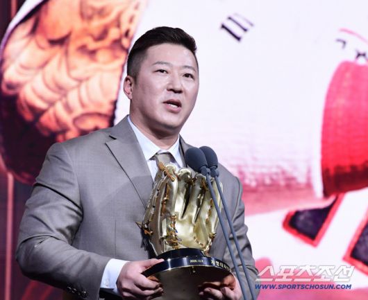 9일 서울 롯데호텔월드에서 KBO 골든글러브 시상식이 열렸다. 지명타자 부문 골든글러브를 수상한 삼성 최형우. 잠실=송정헌 기자songs@sportschosun.com/2025.12.09/