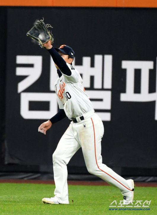 30일 대전 한화생명볼파크에서 열린 한국시리즈 4차전 한화 이글스와 LG 트윈스의 경기. 7회초 LG 오스틴 타구를 한화 우익수 이원석이 처리하고 있다. 대전=박재만 기자 pjm@sportschosun.com/2025.10.30/