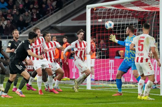 ◇후반 26분 헤더로 역전골을 만들어내고 있는 김민재. AFP연합뉴스