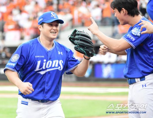 19일 대전 한화생명볼파크에서 열린 삼성과 한화의 PO 2차전. 7회를 삼자범퇴로 마치고 마운드를 내려오는 삼성 최원태. 대전=송정헌 기자songs@sportschosun.com/2025.10.19/