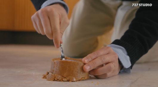 스타벅스 공식유튜브 채널인 '727스튜디오'가 미국의 전설적인 시트콤드라마 '프렌즈' 속 명장면을 그대로 재현한 '프렌즈 엎어진 치즈 케이크'를 소개하고 있다. 사진제공=스타벅스