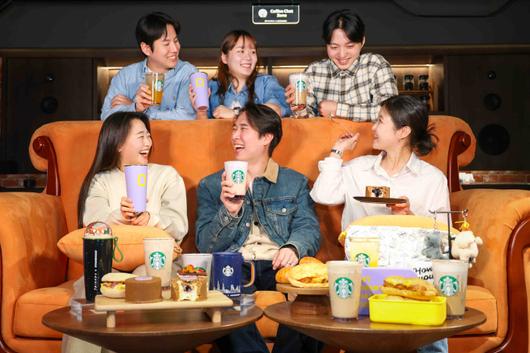 장충라운지R점에 차려진 프렌즈 팝업 스토어에 있는 '센트럴 퍼크 카페' 소파에서 모델들이 포즈를 취하고 있다. 사진제공=스타벅스