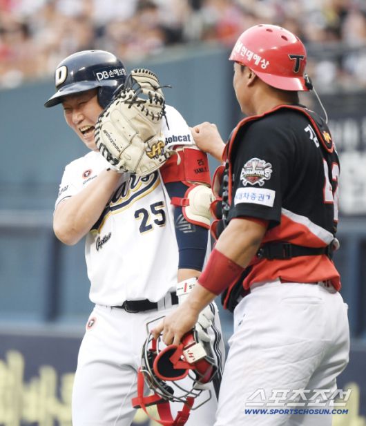 17일 서울 잠실구장에서 열린 KIA-두산전. 1회말 2사 케이브의 사구 때 튄 공이 김태군의 급소에 맞았다. 김태군이 웃음 터진 양의지를 때리고 있다. 잠실=정재근 기자 cjg@sportschosun.com/2025.8.17/