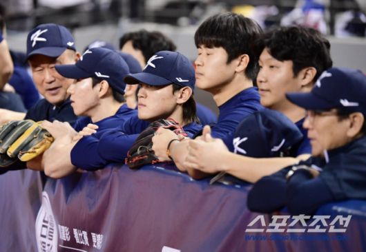 15일 프리미어12 야구대표팀이 대만 타이베이돔에서 일본과 경기를 갖는다. 동료들과 함께 일본의 훈련을 지켜보는 김도영. 타이베이(대만)=송정헌 기자songs@sportschosun.com/2024.11.15/