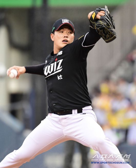 6일 잠실야구장에서 열린 LG와 KT의 준PO 2차전. 투구하고 있는 KT 이상동. 잠실=송정헌 기자songs@sportschosun.com/2024.10.06/