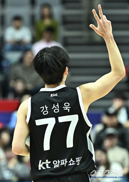 14일 수원 KT소닉붐 아레나에서 프로농구 수원 KT와 부산 KCC의 경기가 열렸다. 3쿼터 3점슛을 성공시킨 KT 강성욱. 수원=송정헌 기자songs@sportschosun.com/2026.01.14/