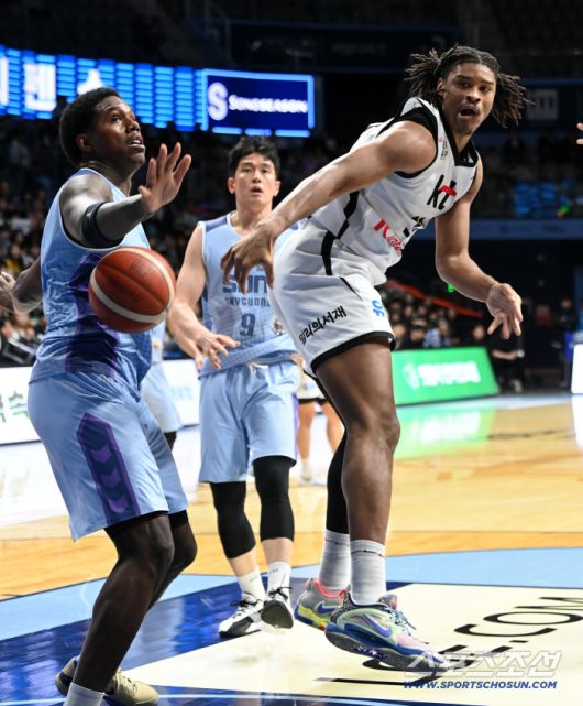 3일 고양소노아레나에서 열린 프로농구 고양 소노와 수원 KT의 경기. KT 힉스가 소노 나이트의 수비를 피해 돌파를 시도하고 있다. 고양=허상욱 기자wook@sportschosun.com/2026.01.03/