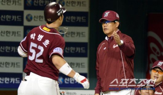 올시즌 최고 라이벌로 떠오른 LG와 넥센의 2012 프로야구 경기가 23일 잠실 야구장에서 펼쳐 졌다. 넥센 박병호가 8회 이택근에 이어 연속타자 홈런을 치고 김시진 감독과 하이파이브를 하고 있다.  잠실=조병관 기자 rainmaker@sportschosun.com/2012.05.23/