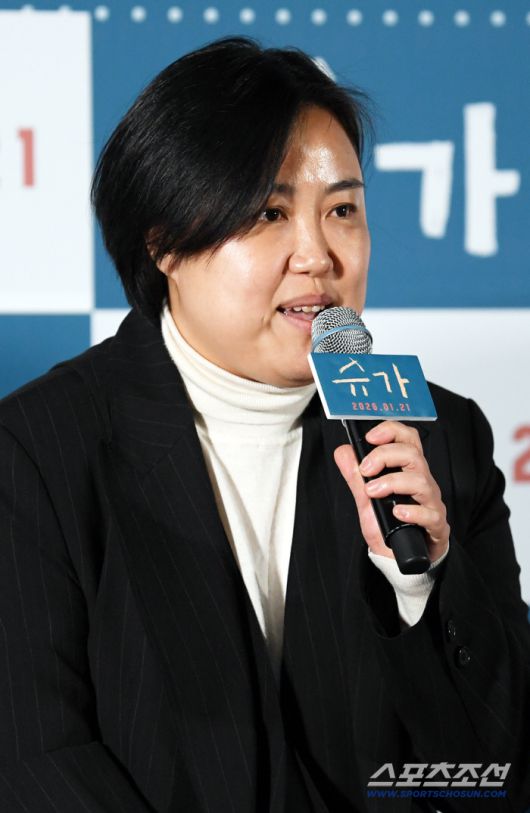 영화 '슈가' 언론배급시사회가 15일 서울 광진구 자양동 롯데시네마 건대입구에서 열렸다. 최신춘 감독이 인터뷰를 하고 있다. 자양동=박재만 기자 pjm@sportschosun.com/2026.01.15/