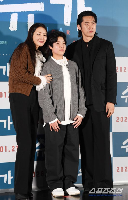 영화 '슈가' 언론배급시사회가 15일 서울 광진구 자양동 롯데시네마 건대입구에서 열렸다. 최지우, 고동하, 민진웅이 포토타임을 갖고 있다. 자양동=박재만 기자 pjm@sportschosun.com/2026.01.15/