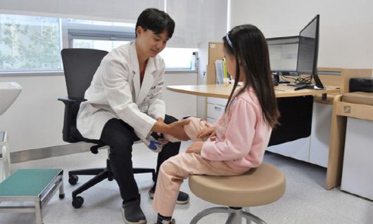 진료중인 정재훈 센터장