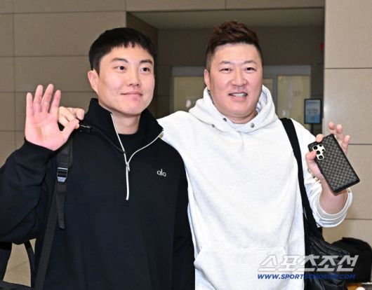 15일 인천공항 제2터미널을 통해 삼성 라이온즈 류지혁, 최형우가 1차 캠프 괌으로 출국했다. 출국에 앞서 포즈를 취하고 있는 류지혁, 최형우. 인천공항=송정헌 기자songs@sportschosun.com/2026.01.15/