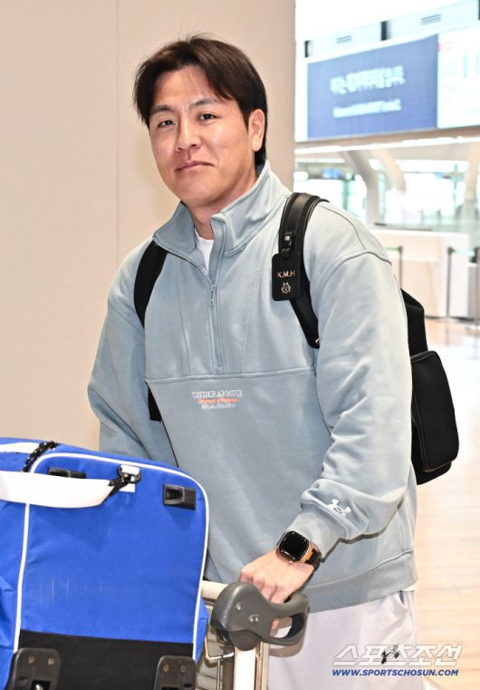 15일 인천공항 제2터미널을 통해 삼성 라이온즈 강민호가 1차 캠프 괌으로 출국했다. 출국에 앞서 인사를 하고 있는 강민호. 인천공항=송정헌 기자songs@sportschosun.com/2026.01.15/