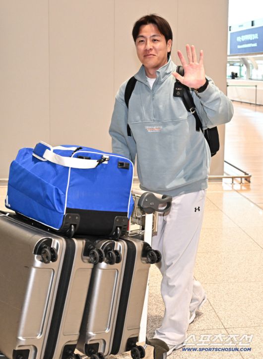 15일 인천공항 제2터미널을 통해 삼성 라이온즈 강민호가 1차 캠프 괌으로 출국했다. 출국에 앞서 인사를 하고 있는 강민호. 인천공항=송정헌 기자songs@sportschosun.com/2026.01.15/