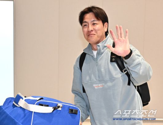 15일 인천공항 제2터미널을 통해 삼성 라이온즈 강민호가 1차 캠프 괌으로 출국했다. 출국에 앞서 인사를 하고 있는 강민호. 인천공항=송정헌 기자songs@sportschosun.com/2026.01.15/