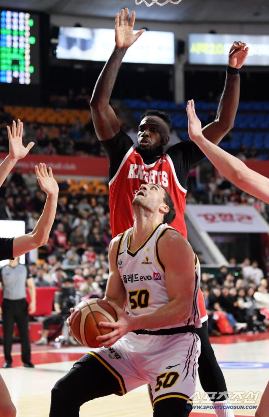 15일 잠실학생체육관에서 열린 프로농구 서울 SK와 창원 LG의 경기. LG 마레이가 골밑슛을 시도하고 있다. 잠실=박재만 기자 pjm@sportschosun.com/2026.01.15/