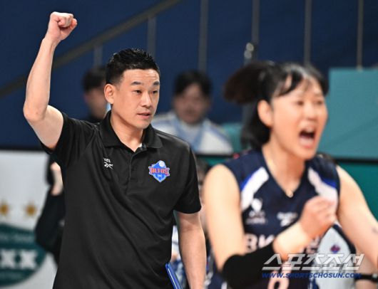 15일 서울 장충체육관에서 열린 배구 V리그 여자부 GS칼텍스와 IBK기업은행의 경기. 득점에 주먹을 쥐어보이는 IBK기업은행 여오현 감독대행. 장충동=송정헌 기자songs@sportschosun.com/2026.01.15/