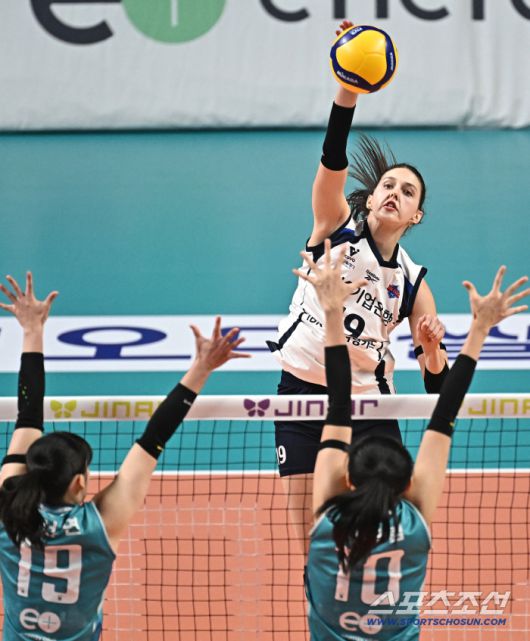 15일 서울 장충체육관에서 열린 배구 V리그 여자부 GS칼텍스와 IBK기업은행의 경기. IBK기업은행 빅토리아가 GS칼텍스 블로킹을 앞에 두고 스파이크를 날리고 있다. 장충동=송정헌 기자songs@sportschosun.com/2026.01.15/