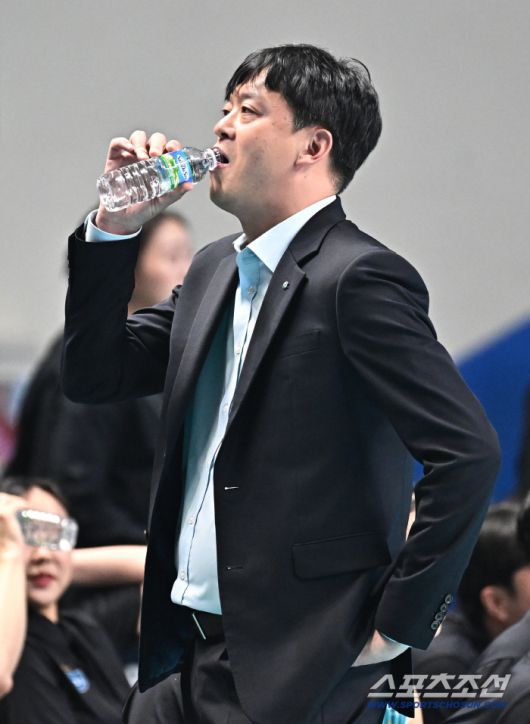15일 서울 장충체육관에서 열린 배구 V리그 여자부 GS칼텍스와 IBK기업은행의 경기. 물을 마시고 있는 GS칼텍스 이영택 감독. 장충동=송정헌 기자songs@sportschosun.com/2026.01.15/