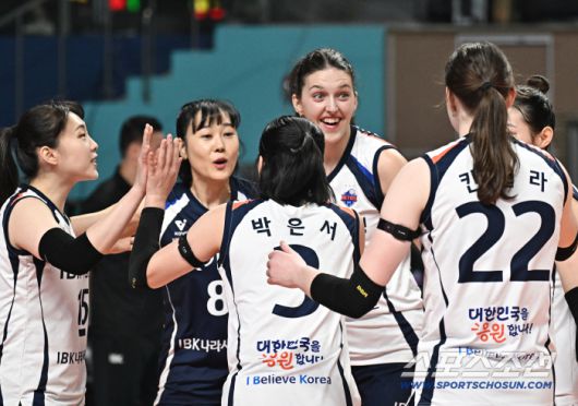 15일 서울 장충체육관에서 열린 배구 V리그 여자부 GS칼텍스와 IBK기업은행의 경기. 득점 후 기쁨을 나누는 IBK 선수들. 장충동=송정헌 기자songs@sportschosun.com/2026.01.15/