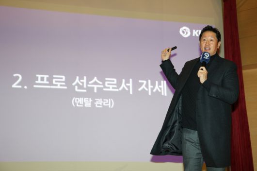 KBO 신인 오리엔테이션 이대호. 사진제공=KBO