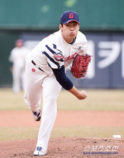 11일 부산 사직야구장에서 KBO리그 시범경기 롯데와 두산의 경기가 열렸다. 힘차게 투구하고 있는 롯데 김도규. 부산=송정헌 기자songs@sportschosun.com/2024.03.11/