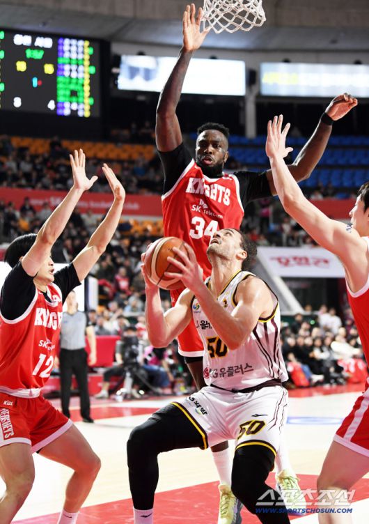 15일 잠실학생체육관에서 열린 프로농구 서울 SK와 창원 LG의 경기. LG 마레이가 골밑슛을 시도하고 있다. 잠실=박재만 기자 pjm@sportschosun.com/2026.01.15/