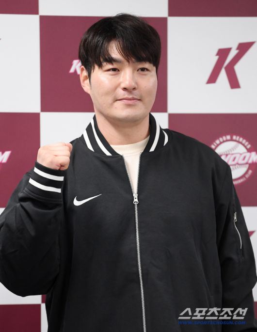 친정 팀에 코치로 돌아온 박병호 키움 잔류군 선임코치가 15일 오후 서울 고척스카이돔에서 기자회견을 열었다. 박병호가 인터뷰 전 포즈 취하고 있다. 고척=정재근 기자 cjg@sportschosun.com/2026.1.15/