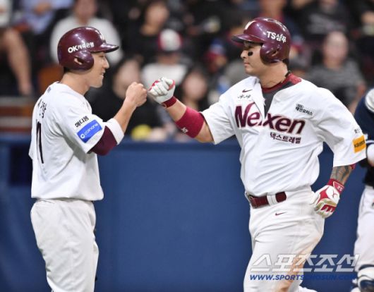 2018 KBO리그 두산과 넥센의 경기가 18일 오후 서울 고척스카이돔에서 열렸다. 7회말 넥센 박병호가 중월 3점 홈런을 친 후 홈에서 서건창과 기뻐하고 있다. 스포츠조선DB