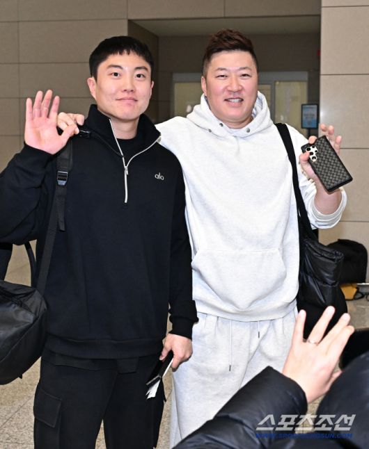 15일 인천공항 제2터미널을 통해 삼성 라이온즈 류지혁, 최형우가 1차 캠프 괌으로 출국했다. 출국에 앞서 포즈를 취하고 있는 류지혁, 최형우. 인천공항=송정헌 기자songs@sportschosun.com/2026.01.15/