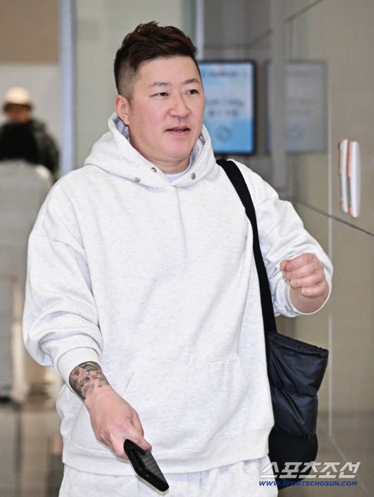 15일 인천공항 제2터미널을 통해 삼성 라이온즈 류지혁, 최형우가 1차 캠프 괌으로 출국했다. 출국을 준비하는 최형우. 인천공항=송정헌 기자songs@sportschosun.com/2026.01.15/