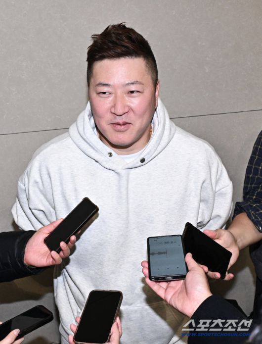 15일 인천공항 제2터미널을 통해 삼성 라이온즈 류지혁, 최형우가 1차 캠프 괌으로 출국했다. 인터뷰하고 있는 최형우. 인천공항=송정헌 기자songs@sportschosun.com/2026.01.15/