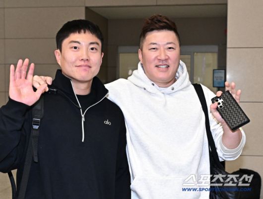 15일 인천공항 제2터미널을 통해 삼성 라이온즈 류지혁, 최형우가 1차 캠프 괌으로 출국했다. 출국에 앞서 포즈를 취하고 있는 류지혁, 최형우. 인천공항=송정헌 기자songs@sportschosun.com/2026.01.15/