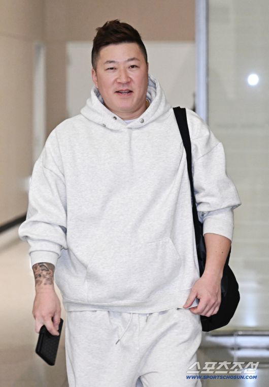 15일 인천공항 제2터미널을 통해 삼성 라이온즈 류지혁, 최형우가 1차 캠프 괌으로 출국했다. 출국을 준비하는 최형우. 인천공항=송정헌 기자songs@sportschosun.com/2026.01.15/