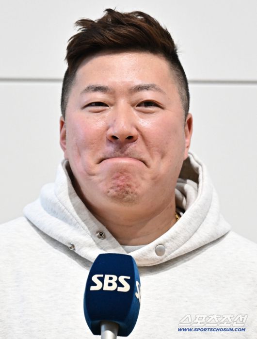 15일 인천공항 제2터미널을 통해 삼성 라이온즈 류지혁, 최형우가 1차 캠프 괌으로 출국했다. 인터뷰하고 있는 최형우. 인천공항=송정헌 기자songs@sportschosun.com/2026.01.15/