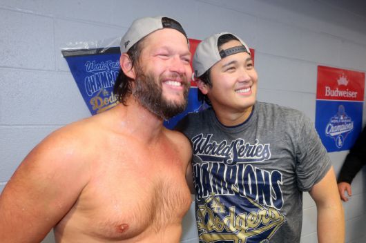 작년 월드시리즈 우승 직후 함께 포즈를 취한 커쇼와 오타니. AFP연합뉴스