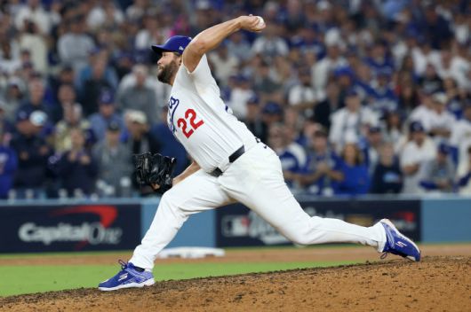 클레이튼 커쇼가  작년 토론토와의 월드시리즈 3차전서 연장 12회 2사 만루서 등판해 힘차게 공을 뿌리고 있다. AFP연합뉴스
