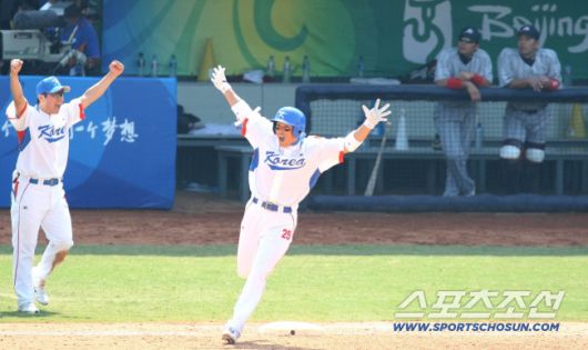 22일 베이징 우커송경기장에서 열린 한국 대 일본의 준결승에서 이승엽이 8회말 1사 1루서 이승엽이 우중월 역전 2점홈런치며 환호하고  있다. 스포츠조선DB