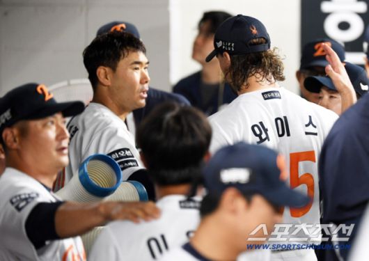 10일 대전 한화생명볼파크에서 열린 한화 이글스와 두산 베어스의 경기. 7이닝 무실점 호투를 펼친 한화 와이스가 이재원과 포옹을 하고 있다. 대전=박재만 기자 pjm@sportschosun.com/2025.06.10/