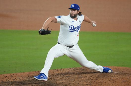 클레이튼 커쇼가 작년 월드시리즈 3차전서 연장 12회초 등판해 투구하고 있다. Imagn Images연합뉴스