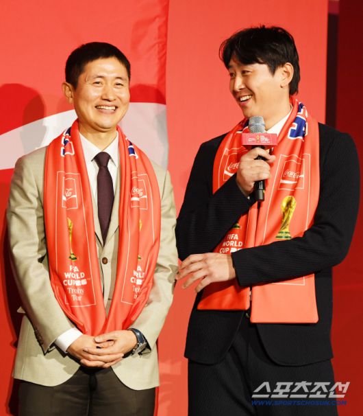 FIFA 월드컵 트로피 투어 미디어 간담회가 16일 서울 용산구 한강로동 CGV용산아이파크몰에서 열렸다. 이영표, 구자철이 포토타임을 갖고 있다. 용산=박재만 기자 pjm@sportschosun.com/2026.01.16/