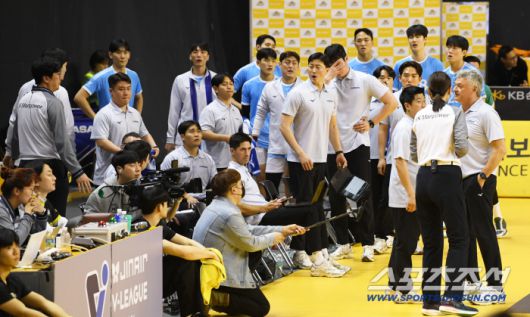 16일 의정부 경민대학교 체육관에서 열린 V리그 남자부 KB손해보험과 대한항공의 경기. 헤난 달 조토 감독이 심판 판정에 불만을 표하고 있다. 의정부=박재만 기자 pjm@sportschosun.com/2026.01.16/