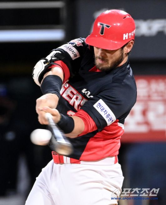 2021 KBO리그 KIA 타이거즈와 KT 위즈의 경기가 8일 수원KT위즈파크에서 열렸다. 5회초 2사 1루 KIA 터커가 안타를 치고 있다. 수원=허상욱 기자 wook@sportschosun.com/2021.09.08/