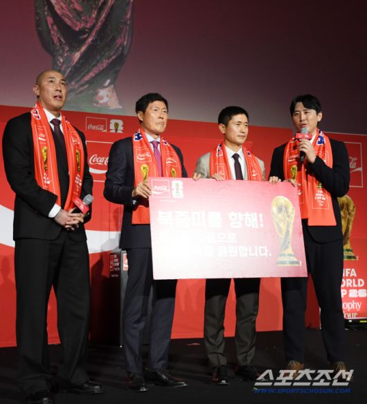 FIFA 월드컵 트로피 투어 미디어 간담회가 16일 서울 용산구 한강로동 CGV용산아이파크몰에서 열렸다. 차두리, 차범근, 이영표, 구자철이 포토타임을 갖고 있다. 용산=박재만 기자 pjm@sportschosun.com/2026.01.16/