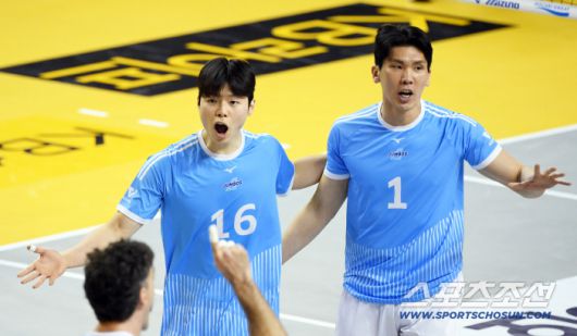 16일 의정부 경민대학교 체육관에서 열린 V리그 남자부 KB손해보험과 대한항공의 경기. 대한항공 정한용, 김규민이 득점 후 환호하고 있다. 의정부=박재만 기자 pjm@sportschosun.com/2026.01.16/