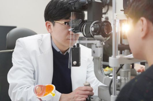 진료 중인 이동현 교수