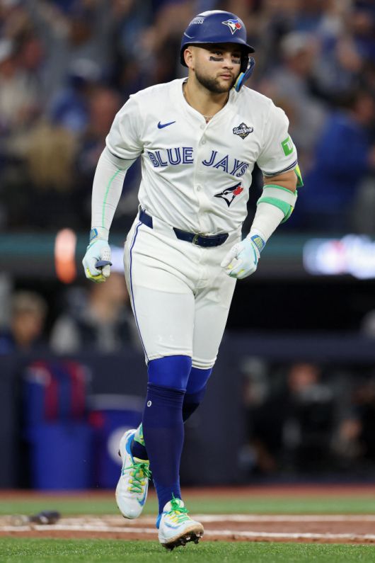 TORONTO, ONTARIO - NOVEMBER 01: Bo Bichette #11 of the Toronto Blue Jays hits a three-run home run against Shohei Ohtani #17 of the Los Angeles Dodgers during the third inning in game seven of the 2025 World Series at Rogers Center on November 01, 2025 in Toronto, Ontario.   Emilee Chinn/Getty Images/AFP (Photo by Emilee Chinn / GETTY IMAGES NORTH AMERICA / Getty Images via AFP)        <저작권자(c) 연합뉴스, 무단 전재-재배포, AI 학습 및 활용 금지>