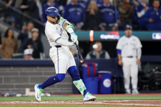 TORONTO, ONTARIO - NOVEMBER 01: Bo Bichette #11 of the Toronto Blue Jays hits a three-run home run against Shohei Ohtani #17 of the Los Angeles Dodgers during the third inning in game seven of the 2025 World Series at Rogers Center on November 01, 2025 in Toronto, Ontario.   Emilee Chinn/Getty Images/AFP (Photo by Emilee Chinn / GETTY IMAGES NORTH AMERICA / Getty Images via AFP)        <저작권자(c) 연합뉴스, 무단 전재-재배포, AI 학습 및 활용 금지>